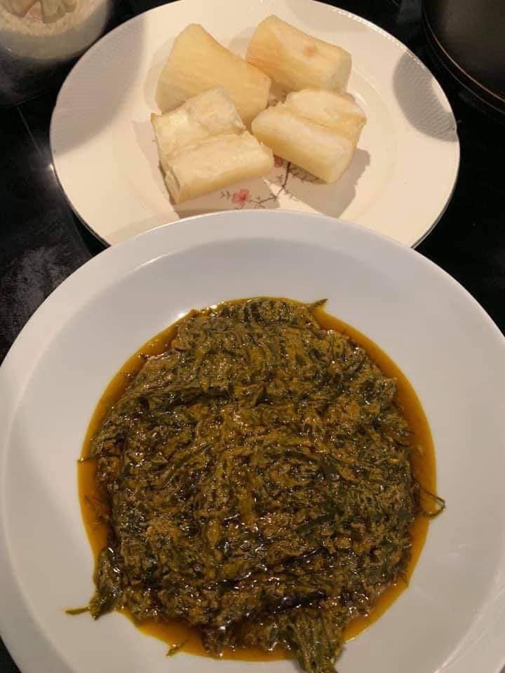 'okok, mélange raffiné de feuilles d'épinards, d'arachide et de jus de noix de palme , souvent consommées lors de cérémonies culturelles.