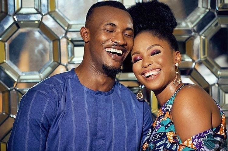 C’est l’un des plus récents couples qui se sont formés sur un plateau de tournage. En 2021, l'acteur Stan Nze, connu pour son rôle dans "Rattlesnake: The Ahanna Story", est tombé sous le charme de sa collègue Blessing Jessica Obasi, actrice et productrice. Leur rencontre sur un plateau de tournage a rapidement évolué en une romance réelle. Les deux tourtereaux, aujourd’hui mariés, ont accueilli leur premier enfant en Octobre 2023.