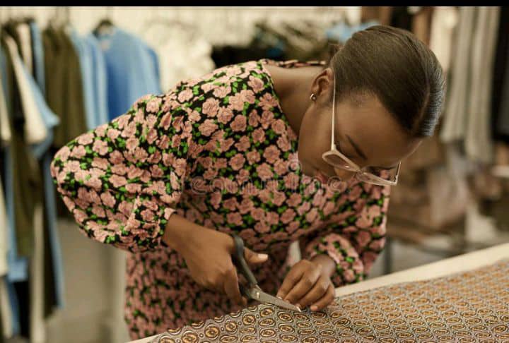 Angela Wanjiku, mais aussi pour leur rôle essentiel car ils connectent les personnes malvoyantes