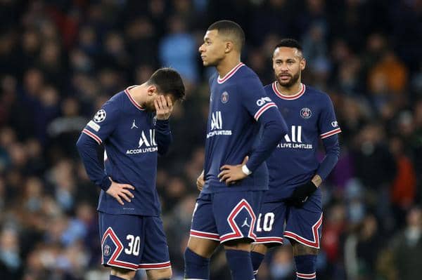 Neymar, brésilien et afro descendant a d'abord décrit sa relation avec le Franco-Camerounais Kylian Mbappè, qu'il qualifie souvent de "Golden Boy" en raison de son talent exceptionnel