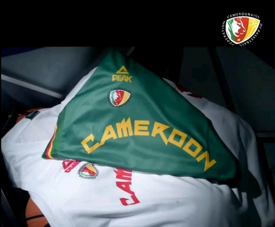 Le basketball camerounais change de look ! La Fédération Camerounaise de Basketball (Fécabasket) a dévoilé les nouveaux maillots des sélections nationales