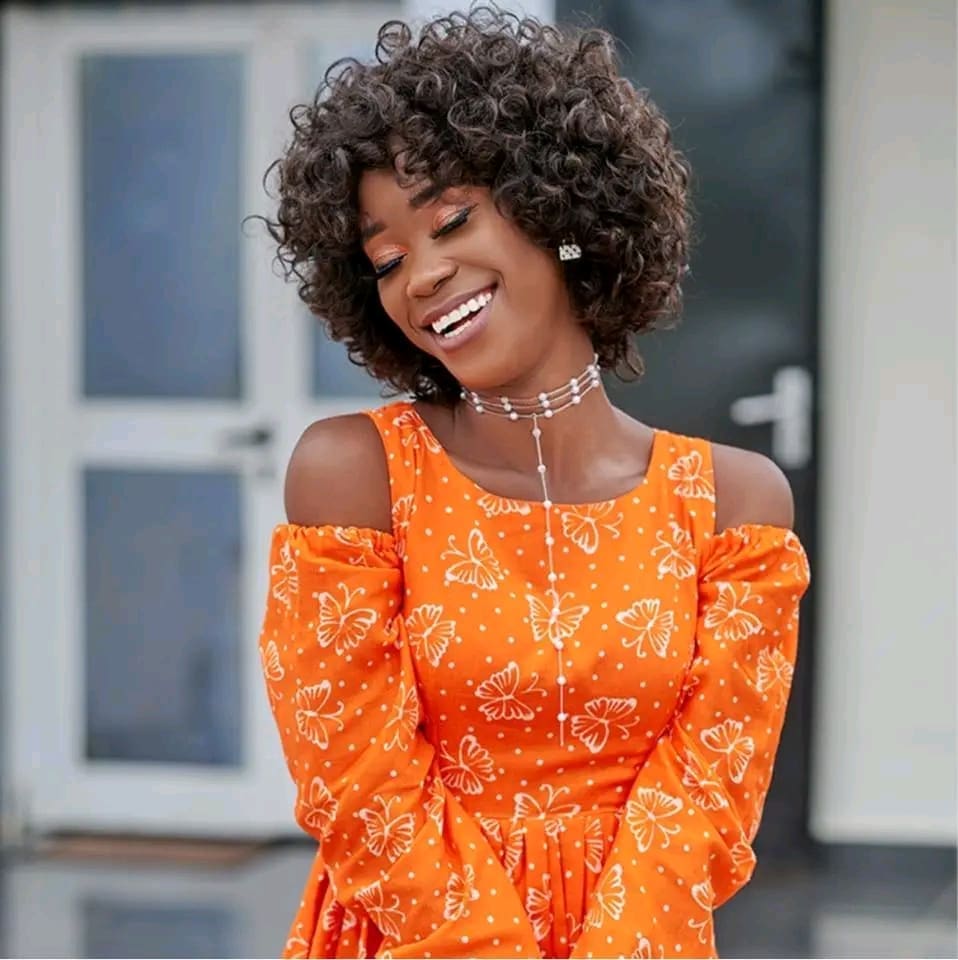 Frida Choco Bronzé, humoriste, danseuse, entrepreneure et créatrice de contenus, s’est confiée lors de son récent passage dans les locaux de Laura Dave Média.