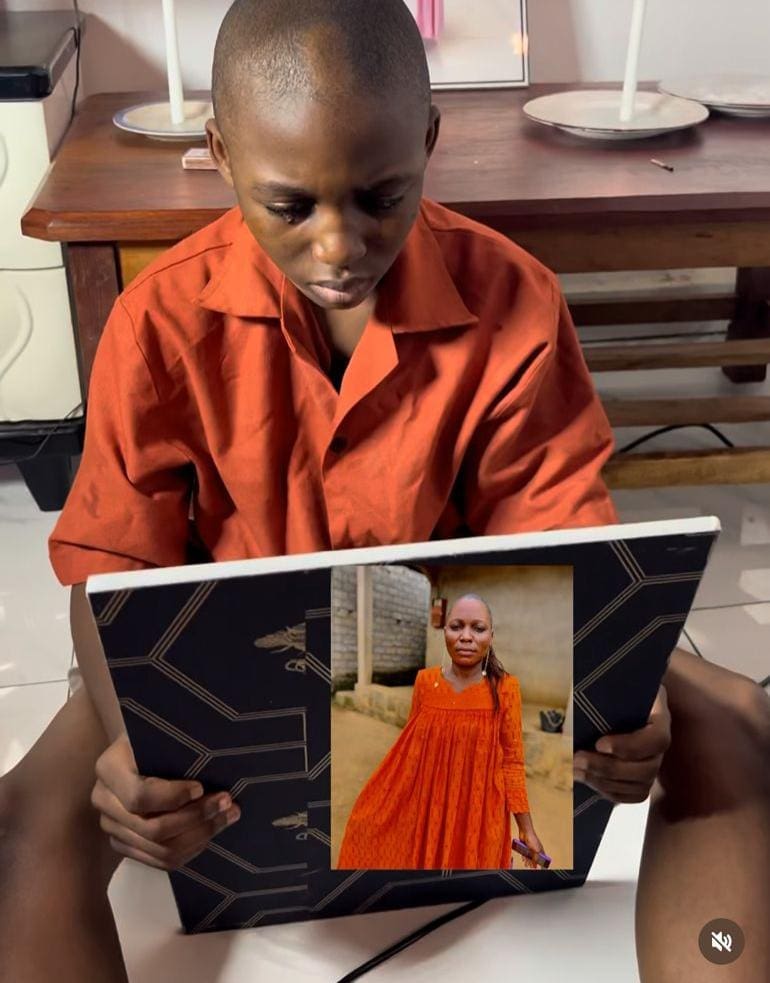 Le jeune comédien Odoudou, figure montante de la scène artistique, vit un moment particulièrement douloureux : il a perdu sa mère, 
