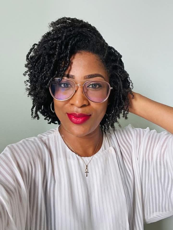 L’Afro fait son grand retour : Nancy Ongolo explique comment en prendre soin