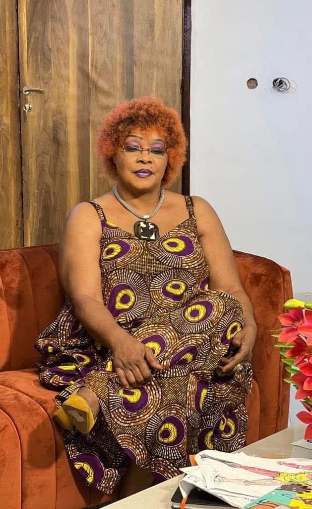 Le 4 septembre 2025 à Abidjan, le rappeur ivoirien Himra a répondu de manière inattendue aux critiques de Tina Glamour, la mère de feu 