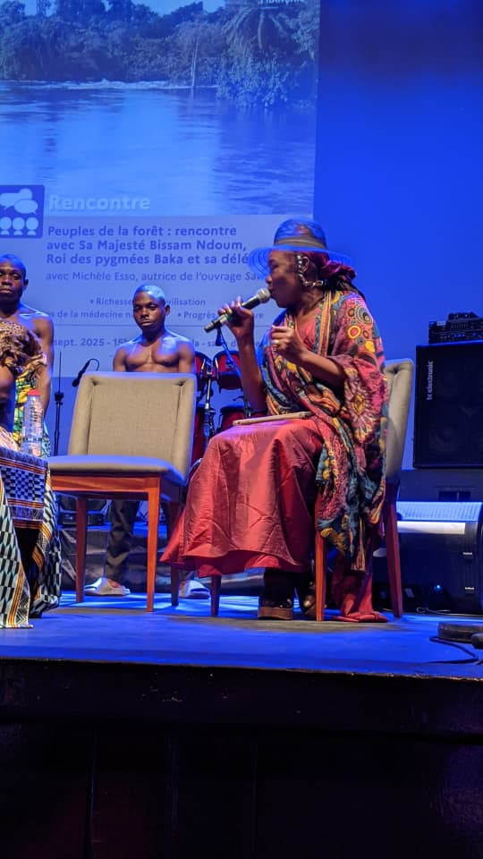 Sa Majesté Bissam Ndoum Georges, roi des pygmées Baka, et sa délégation. Cette rencontre culturelle a permis au public de découvrir