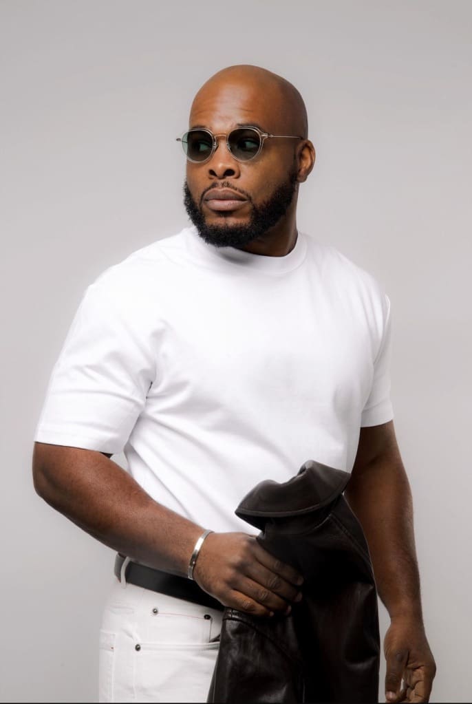 ingt-cinq ans déjà que Pit Baccardi trace sa route dans l’univers du rap francophone. Figure emblématique du hip-hop camerounais et