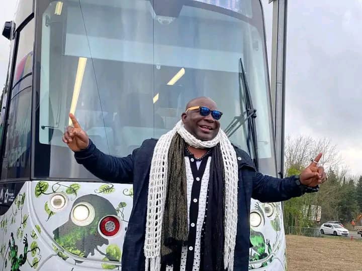 Barthélémy Toguo. L’artiste camerounais de renommée internationale, artiste UNESCO pour la paix et fondateur de Bandjoun Station, signe l’habillage