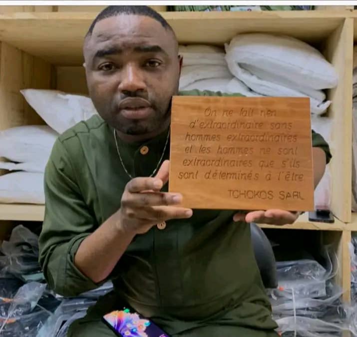 Une simple vidéo a suffi pour mettre le feu aux réseaux sociaux camerounais : Robinson Piffo, sans citer de nom, accuse un