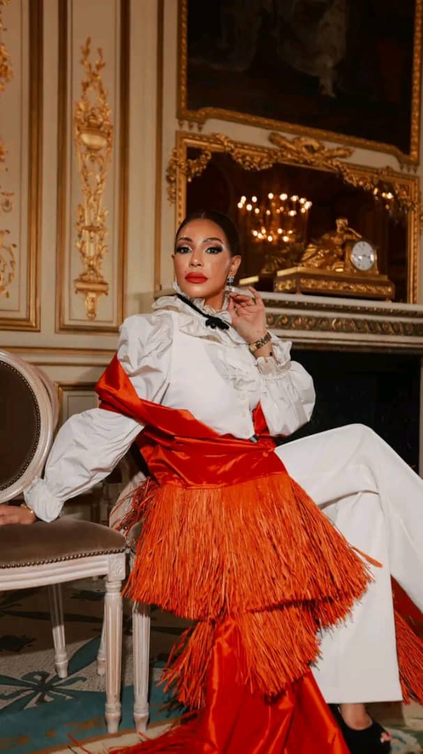  Dans le front row, une présence a particulièrement attiré l’attention : Tatiana Septo, invitée d’honneur du couturier, figure médiatique engagée dans la promotion des talents africains sur la 