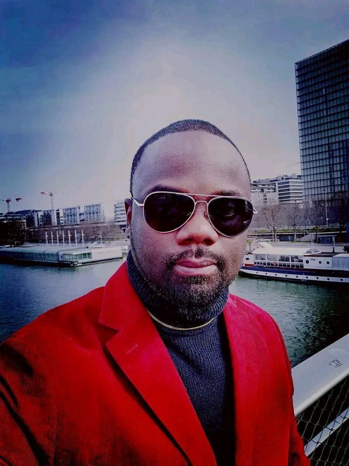 Excell brise le silence sur un drame personnel et des accusations troublantes