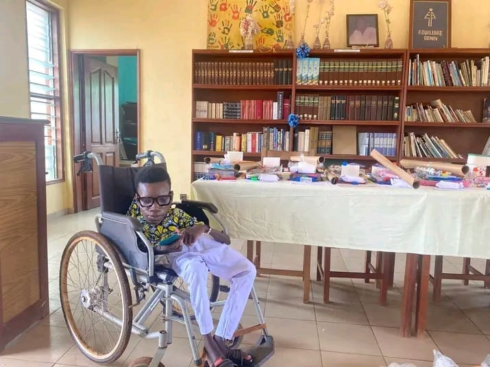 Né avec un handicap moteur qui l’empêche de marcher depuis sa naissance, Yesu Tandji Bonou s’est livré ce 26 avril 2026 à cœur ouvert 