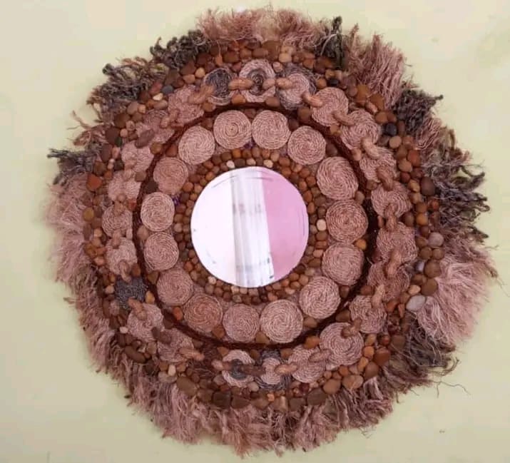 À travers ses créations artisanales fabriquées à base de fibres de bananier, la jeune Camerounaise Takam Flore réinvente l’utilisation