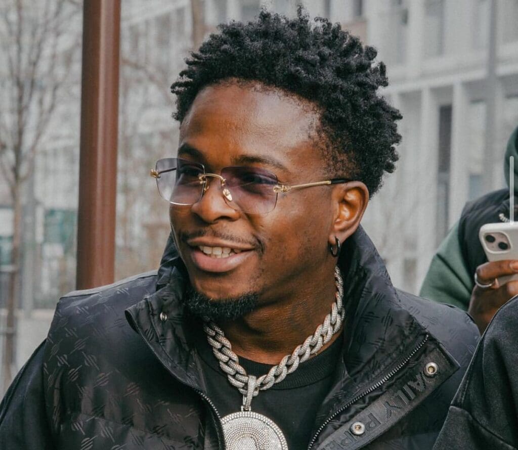 Figure incontournable de l’afro-pop et du rap ivoirien, Didi B s’est replongé dans ses souvenirs de jeunesse ce jeudi 14 mai 2026 à travers une séquence intime et inspirante.
