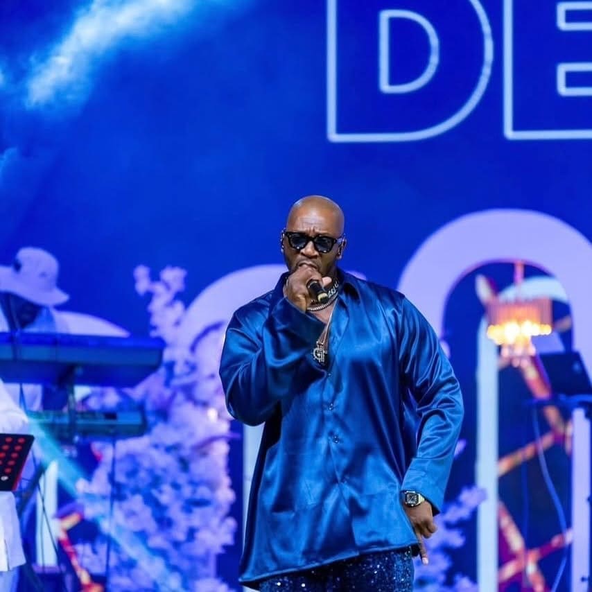 
Icône du R&B francophone, Singuila revient avec franchise ce 8 juin 2026, sur plus de vingt ans de carrière marqués par les 
