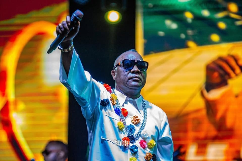 Le chanteur camerounais Petit Pays, de son vrai nom Adolphe Claude Moundi, connu sous les surnoms de “Turbo d’Afrique”, 