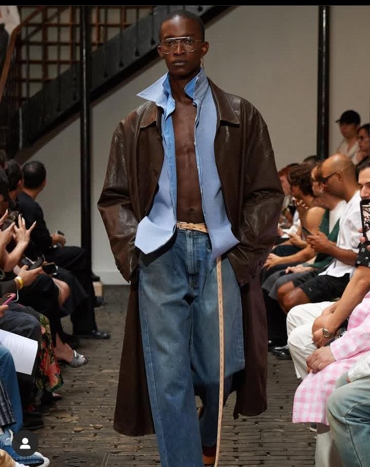 Cheikh Kébé. Mannequin, styliste, directeur créatif et fondateur de sa propre maison de couture, le jeune créateur s'est donné une mission : 