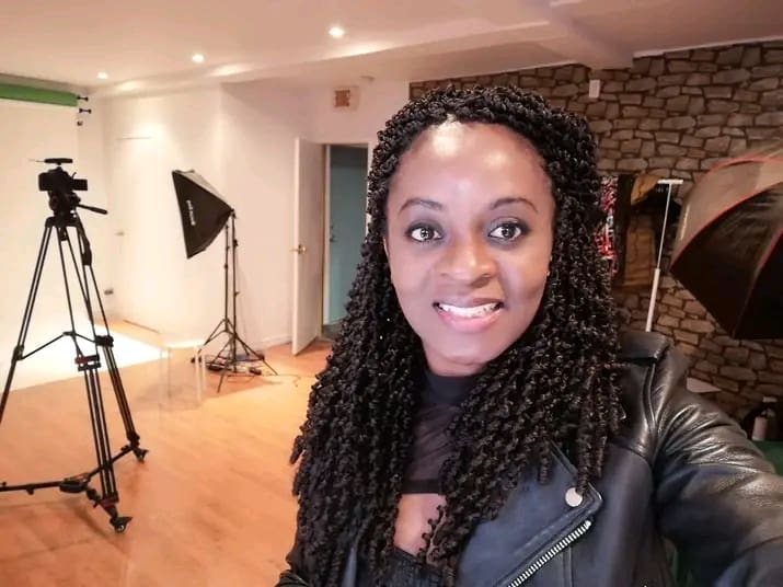 Bérénice Edima se confie avec émotion sur la perte de ses parents et son parcours d’adulte orpheline