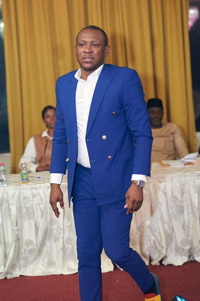 Claude Samuel Monthe porte aussi une réflexion sur les relations humaines et l'épanouissement personnel. Le 4e adjoint au 