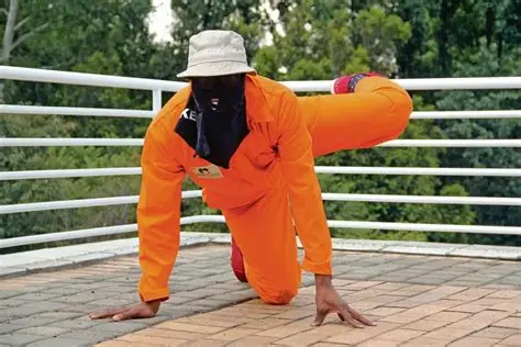 Dans l’industrie musicale, certains artistes africains ne se contentent pas de créer un son. Ils créent un personnage, un 