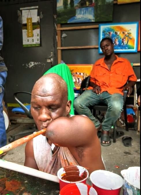 Adama Traoré, l'artiste Ivoirien qui peint avec sa bouche et transforme son handicap en œuvre d'art