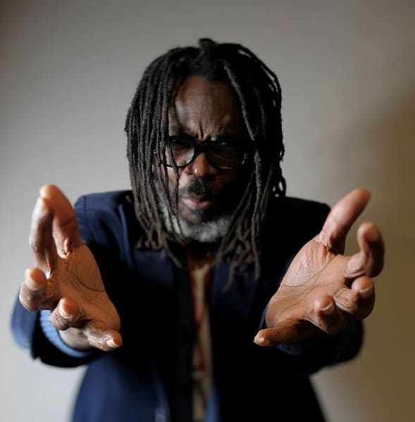 « Je ne chante pas, je prie. » En quelques mots, Alexandre Douala, plus connu sous le nom de Douleur, résume toute sa