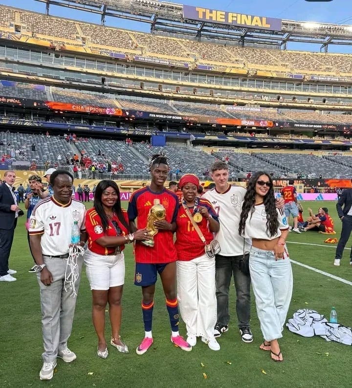Le sacre de l'Espagne à la Coupe du monde 2026 a offert son lot d'images fortes. Parmi elles, celle de Nico Williams remettant 