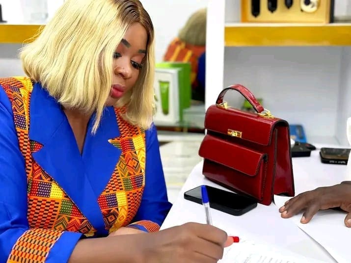Dans une vidéo publiée sur sa page Facebook le 20 juillet 2026, la créatrice de contenu camerounaise Du Charisme s'est 